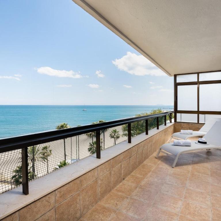 Magnificent beachfront apartment - Vacation Home - 26