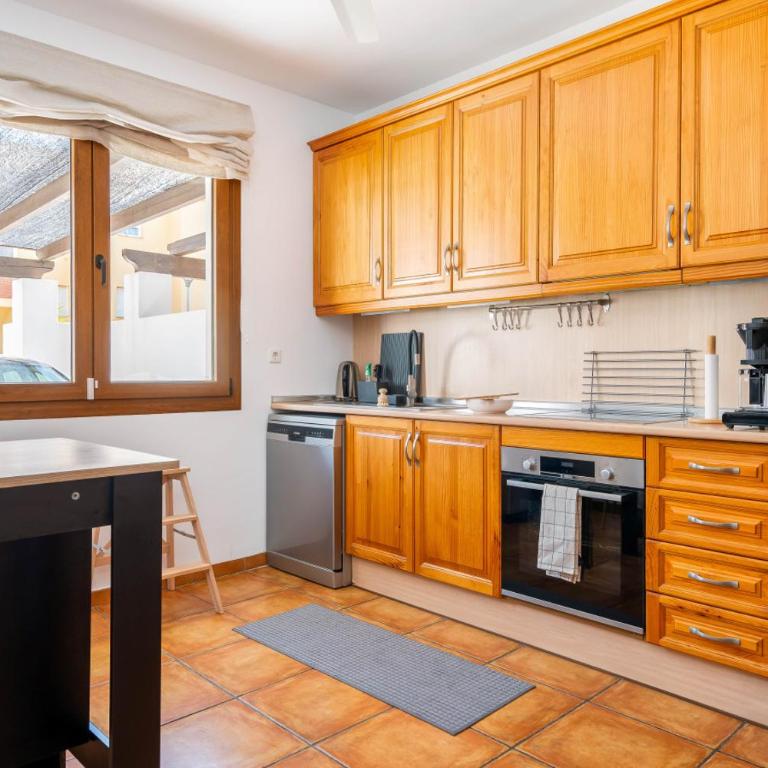 Spacious 4BR Townhouse | Private Rooftop Terrace - Ferienhaus mit 4 Zimmern - 10