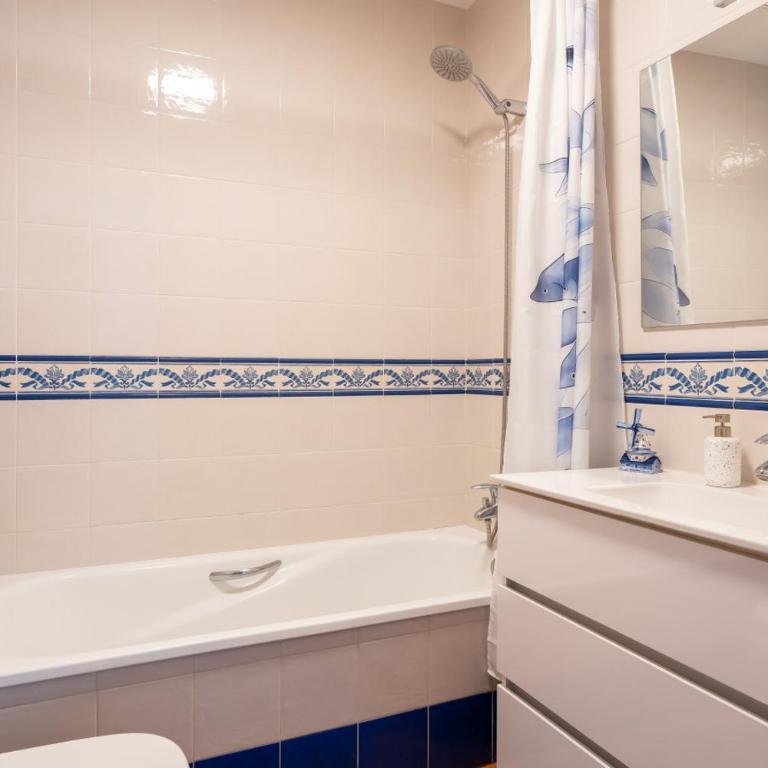 Spacious 4BR Townhouse | Private Rooftop Terrace - Ferienhaus mit 4 Zimmern - 17