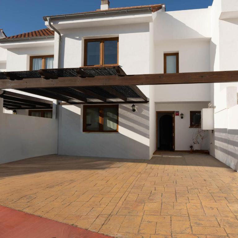 Spacious 4BR Townhouse | Private Rooftop Terrace - Ferienhaus mit 4 Zimmern - 23