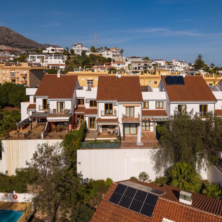 Spacious 4BR Townhouse | Private Rooftop Terrace - Ferienhaus mit 4 Zimmern - 24