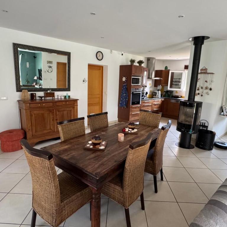 Maison entière 6 personnes, 3 lits, 2 salles de bains, parking, au calme - Villa 1 Chambre - 32