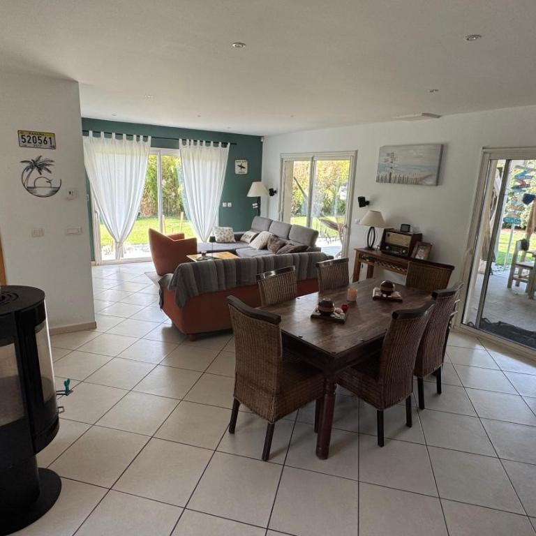 Maison entière 6 personnes, 3 lits, 2 salles de bains, parking, au calme - Villa 1 Chambre - 1