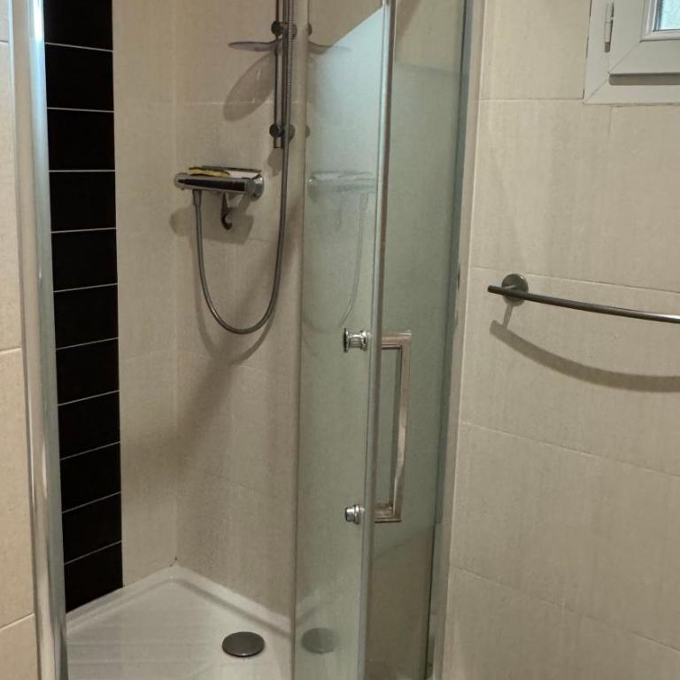 Maison entière 6 personnes, 3 lits, 2 salles de bains, parking, au calme - Villa 1 Chambre - 10