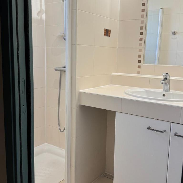 Maison entière 6 personnes, 3 lits, 2 salles de bains, parking, au calme - Villa 1 Chambre - 16