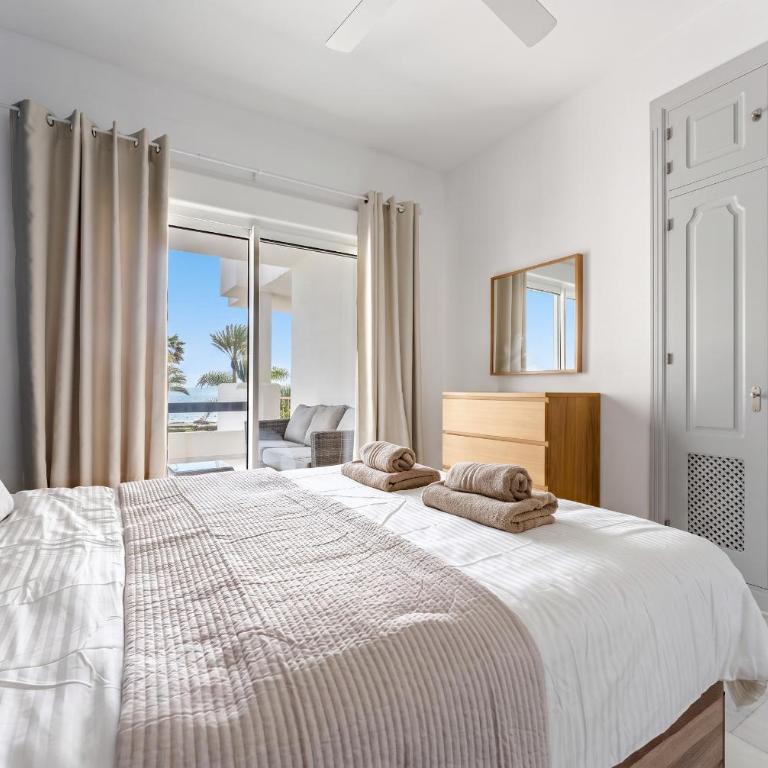 203 Arruzafa Sea View - Three-Bedroom Apartment with Water View - 6