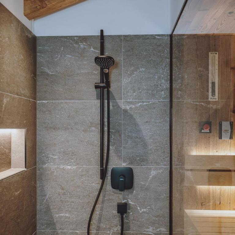 ZAGLGUT Premium Hotel & Chalets, Zell am See-Kaprun - Wellness & Infinity Pool, Air Conditioning, Panoramic Views & Summer Card Included - Superior Chalet mit Sauna - 5