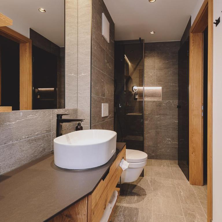 ZAGLGUT Premium Hotel & Chalets, Zell am See-Kaprun - Wellness & Infinity Pool, Air Conditioning, Panoramic Views & Summer Card Included - Chalet mit 3 Schlafzimmern, Sauna und Außenbadewanne - 11