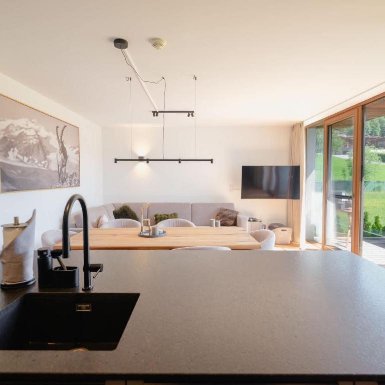 Stunning mountain views sauna walk to ski lift - Apartment - 1