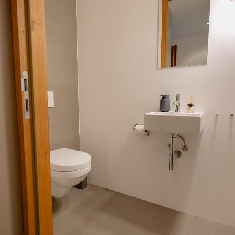 Stunning mountain views sauna walk to ski lift - Apartment - 9