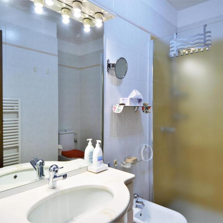 Spacious Apartment in Luino for 5 - One-Bedroom Apartment - 20