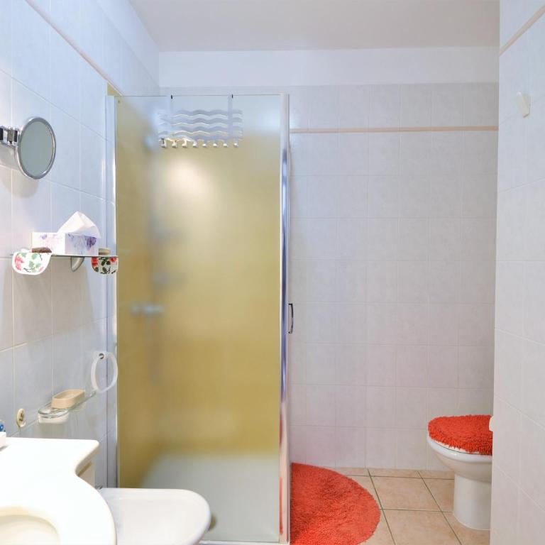 Spacious Apartment in Luino for 5 - One-Bedroom Apartment - 18