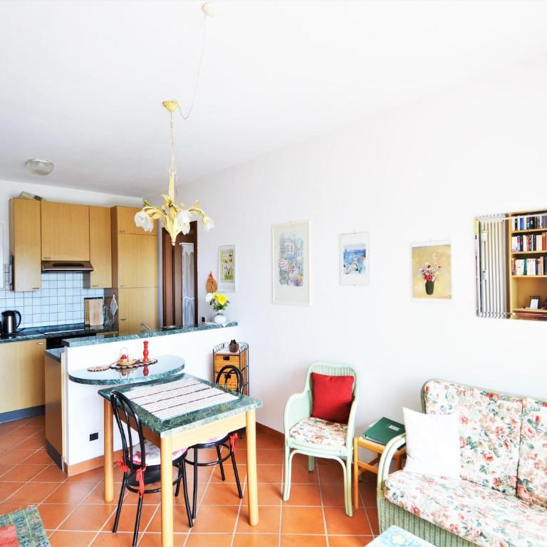 Spacious Apartment in Luino for 5 - One-Bedroom Apartment - 7