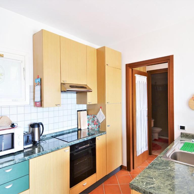 Spacious Apartment in Luino for 5 - One-Bedroom Apartment - 2