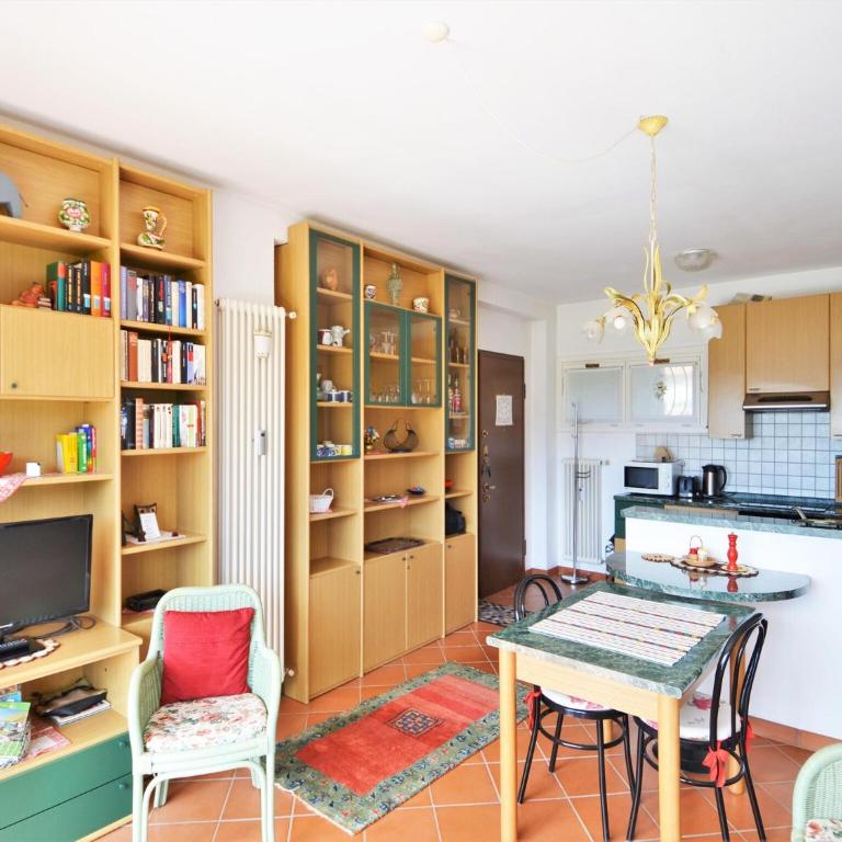 Spacious Apartment in Luino for 5 - One-Bedroom Apartment - 1