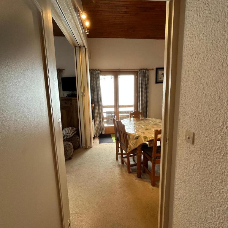 Ski-in Ski-out Apartment in Meribel Mottaret, Trois Vallees - Appartement 3 Chambres - 4
