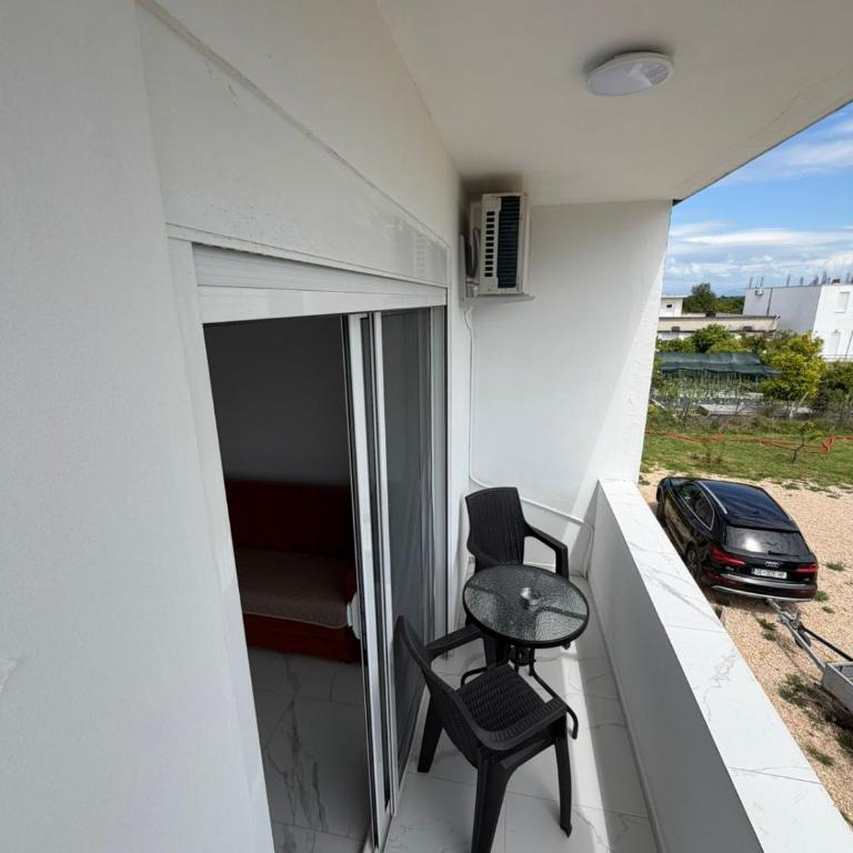 Apartments Gzim Peja - Deluxe Apartment mit 2 Schlafzimmern und Gartenblick - 8