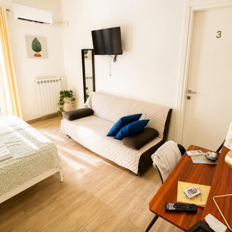 Archimede Guest Rooms - Camera Matrimoniale con Balcone - 3