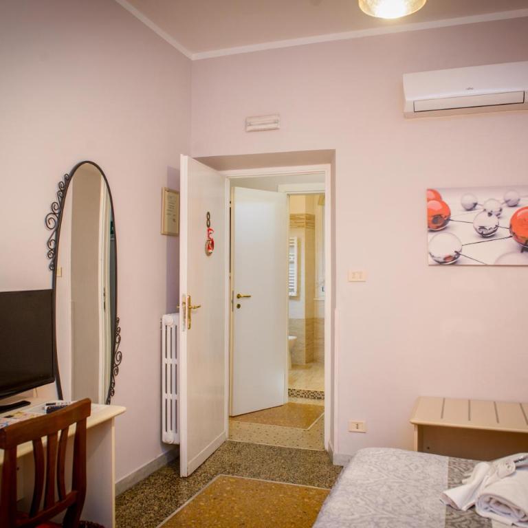 Mondo Antico - Camera Matrimoniale con Bagno Privato Esterno - 2