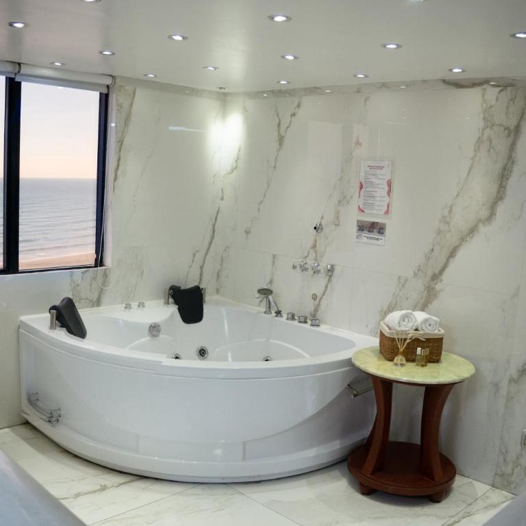 Inkari Apart Hotel - Suite con bañera de hidromasaje y balcón con vistas parciales al océano - Cama extragrande - 6