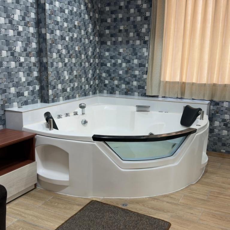 Hotel Residencial Paris - Suite con bañera de hidromasaje y cama grande - 2