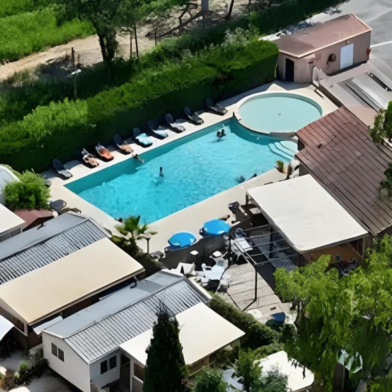 Bungalow climatisé, terrasse, et piscine à 500 m de la mer - Three-Bedroom Apartment - 6