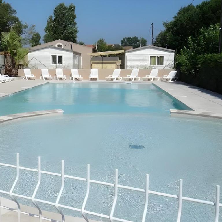 Bungalow climatisé, terrasse, et piscine à 500 m de la mer - Three-Bedroom Apartment - 10