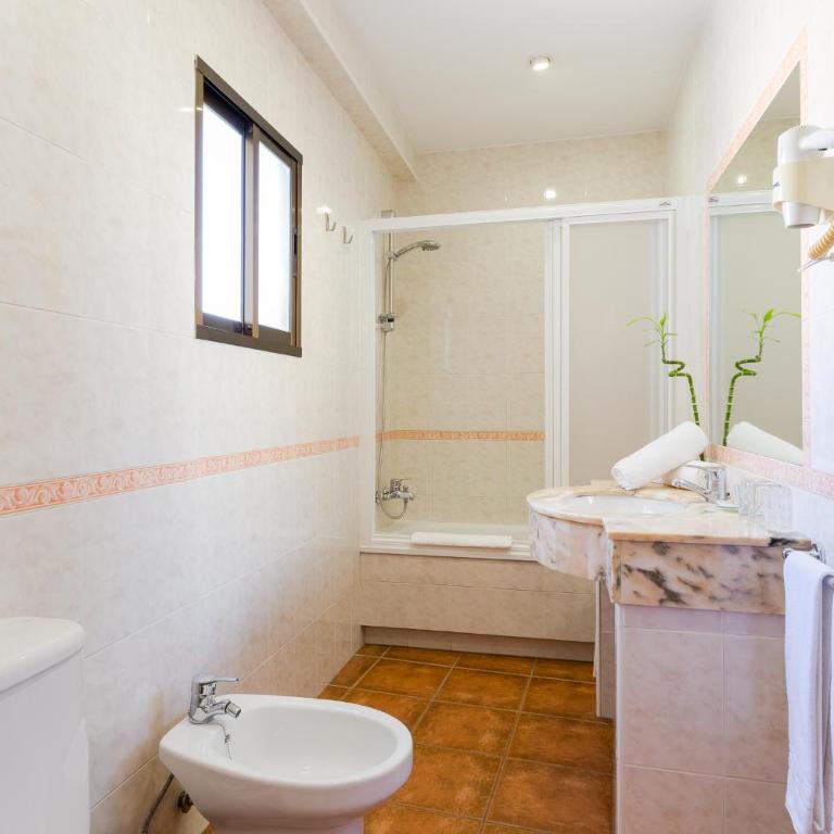 Beatriz Charming Hostal - Studio with Views of Interior Courtyard - 5
