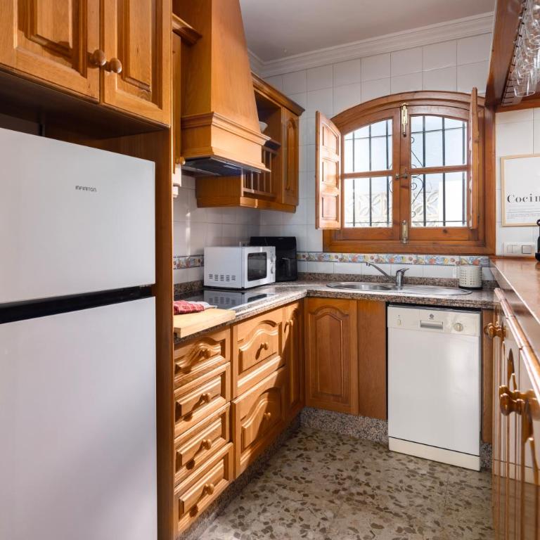 Villa Nerja with Pool, BBQ, Games & Fireplace - Villa - 36