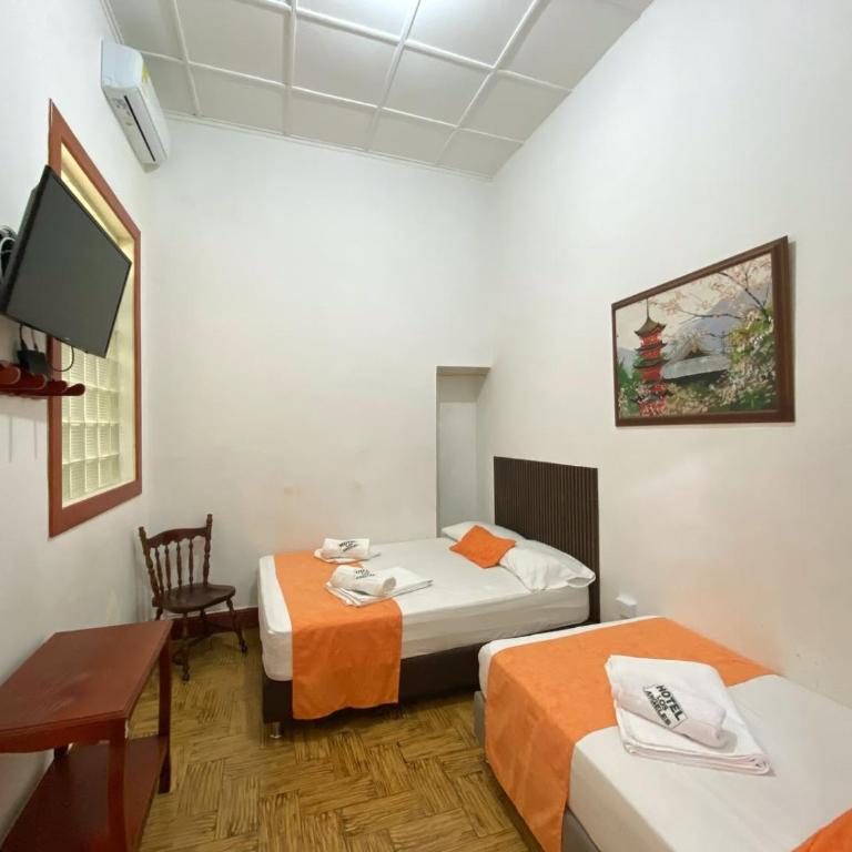 Hotel Los Ángeles - Triple Room - 1