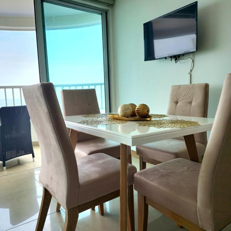 Beachfront Apartment in Bocagrande - Two-Bedroom Apartment - 11