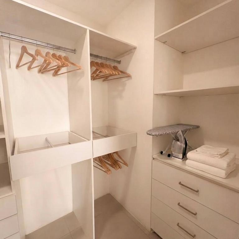 Departamento de 3 habitaciones frente a Mall del Sol - 5 min del aeropuerto - Two-Bedroom Apartment - 8