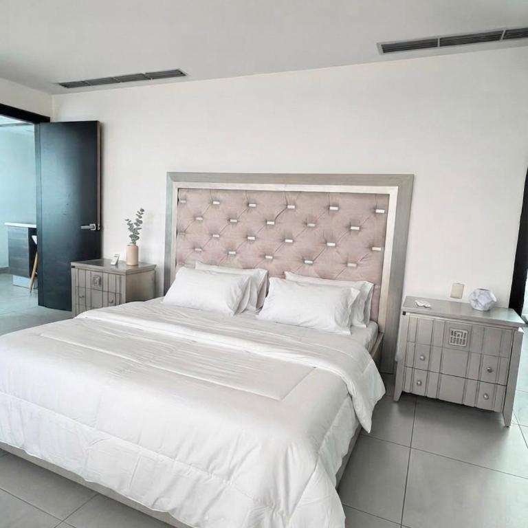 Departamento de 3 habitaciones frente a Mall del Sol - 5 min del aeropuerto - Two-Bedroom Apartment - 11