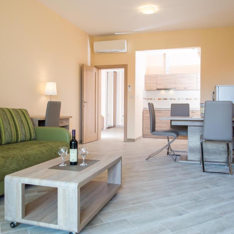 ApartHotel Belvedere Residence Becici Budva - Superior Apartman sa Terasom i Pogledom na More - 4