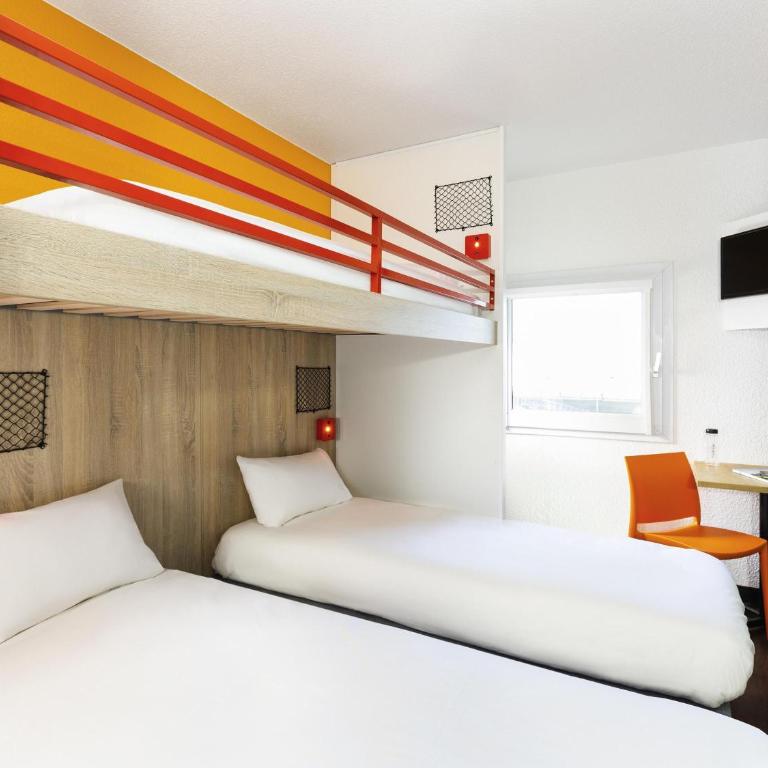 hotelF1 Nantes Est La Beaujoire - Break Room with Two Twin Beds and One Bunk Bed - 1