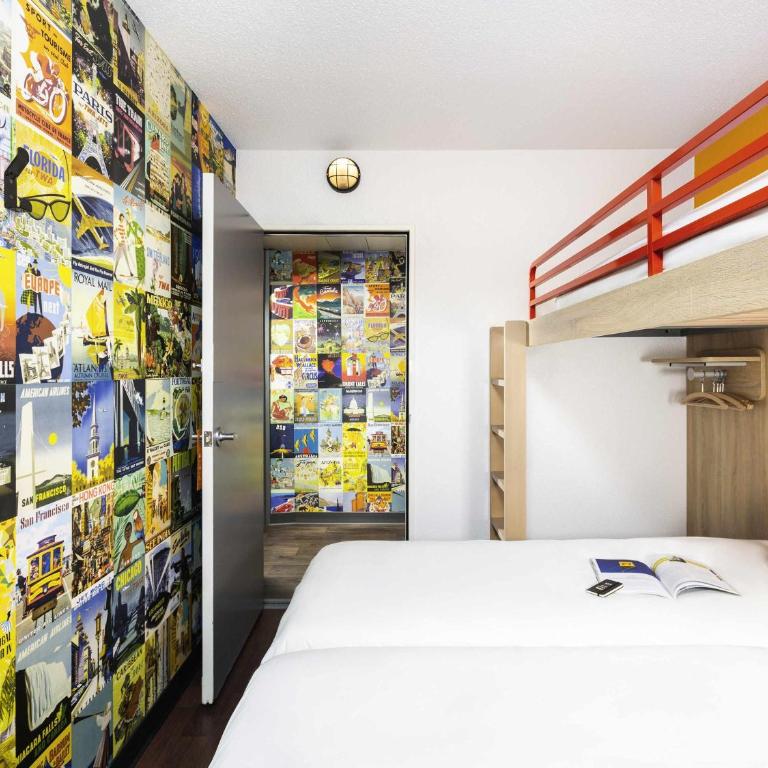 hotelF1 Nantes Est La Beaujoire - Break Room with Two Twin Beds and One Bunk Bed - 2
