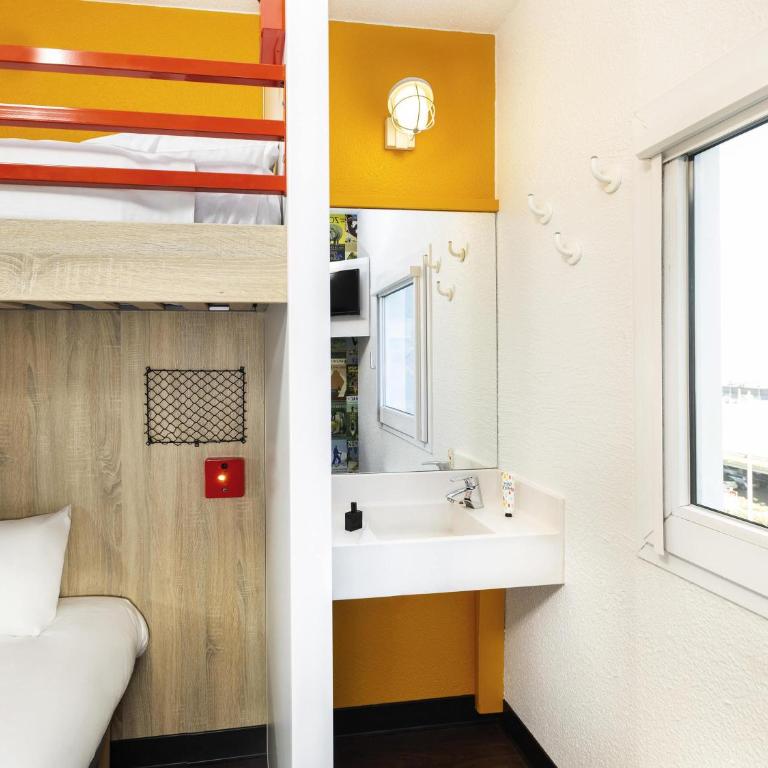 hotelF1 Nantes Est La Beaujoire - Break Room with Two Twin Beds and One Bunk Bed - 4