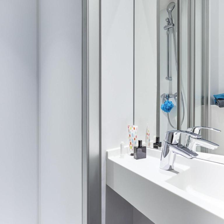 hotelF1 Nantes Est La Beaujoire - Cabrio Room with Privete Bathroom - 5