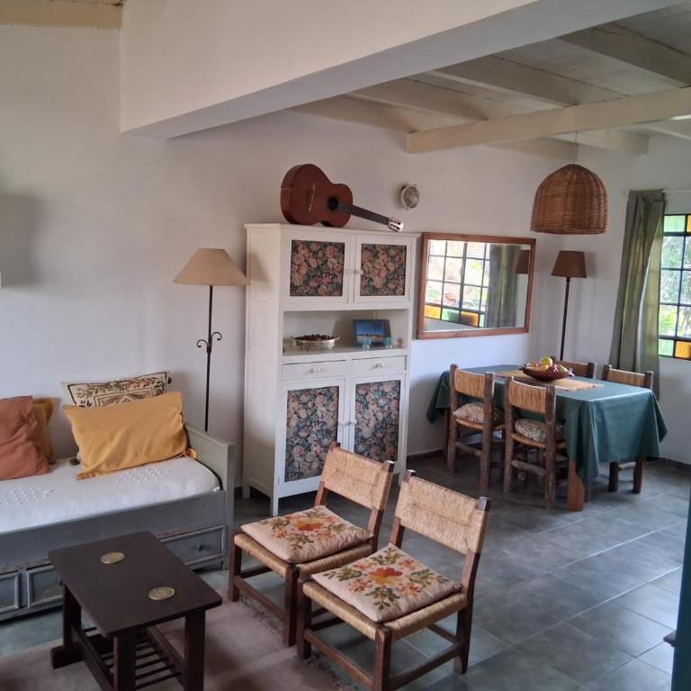 Casa en el pueblo frente al río y al camino de la costanera con parrilla - Casa con 1 dormitorio - 5