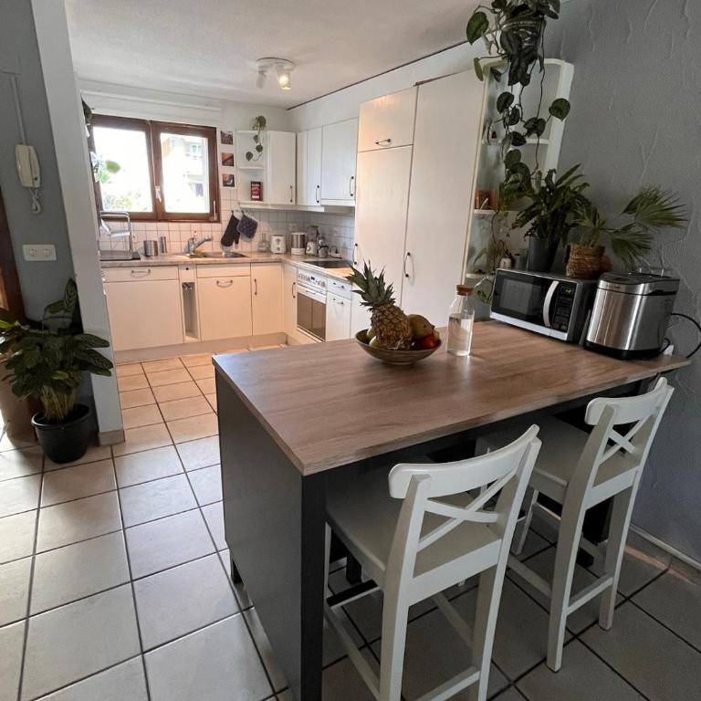 Spacious, Central 4 Bedroom Apt - 1 min from Train - Apartment - 20