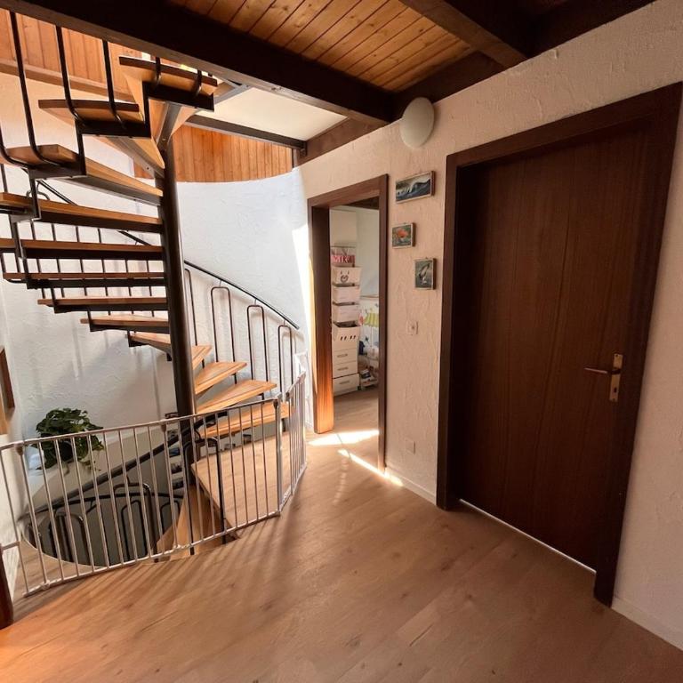 Spacious, Central 4 Bedroom Apt - 1 min from Train - Apartment - 22