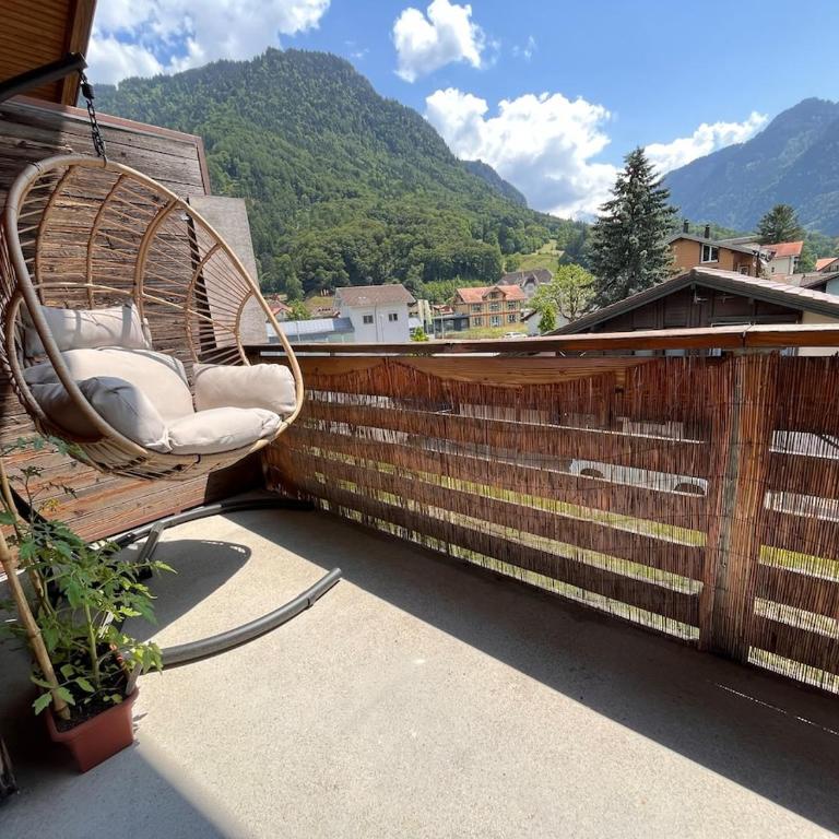 Spacious, Central 4 Bedroom Apt - 1 min from Train - Apartment - 23