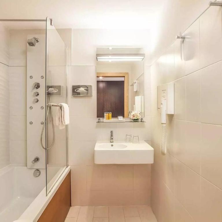 Hôtel Montaigne & Spa - Cannes Centre - Chambre Familiale Communicante - Accès Gratuit au Spa - 9