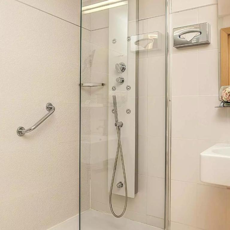 Hôtel Montaigne & Spa - Cannes Centre - Chambre Double ou Lits Jumeaux Classique avec Accès Gratuit au Spa - 5