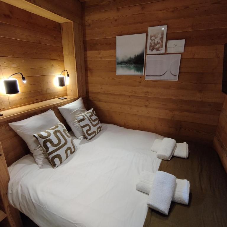 Les 2 Chalets Alpins & Bains Nordiques - Two-Bedroom Chalet - 12