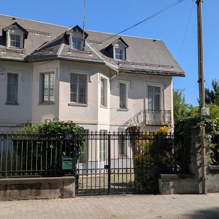 AU 47 ALLÉES D'ETIGNY - VILLA VICTORIA - CENTRAL & STANDING - avec parking - Linge de lit et de toilette inclus - Suite Lit King-Size - 1