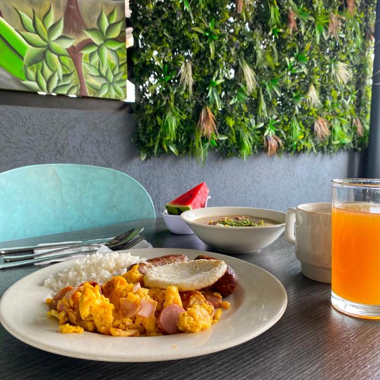 Hotel Doral Inn - Deluxe Double Room (2 Adults + 1 Child) - 1