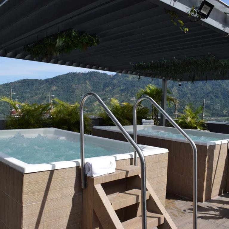 Hotel Doral Inn - Deluxe Double Room (2 Adults + 1 Child) - 3