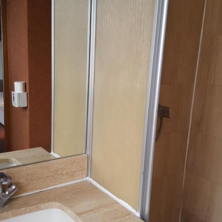 Hôtel Média - Chambre Double Deluxe avec Douche - 1