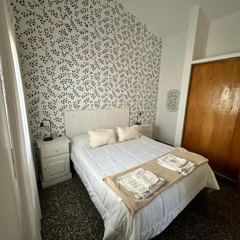 La casa, alquiler temporario - casa completa con cochera y patio- parrilla - Three-Bedroom House - 15